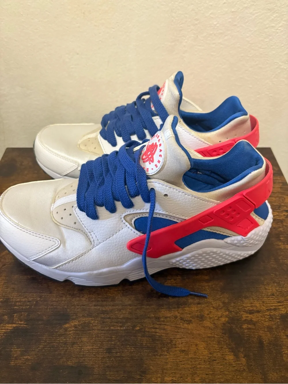Men’s Nike Air Huarache White red & blue size 8.5 athletic shoes
